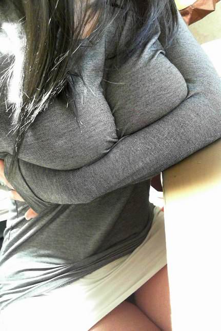 《よくエロいイラストで乳袋みたいな服を描く人がいるが、現実世界にあんな服はありません