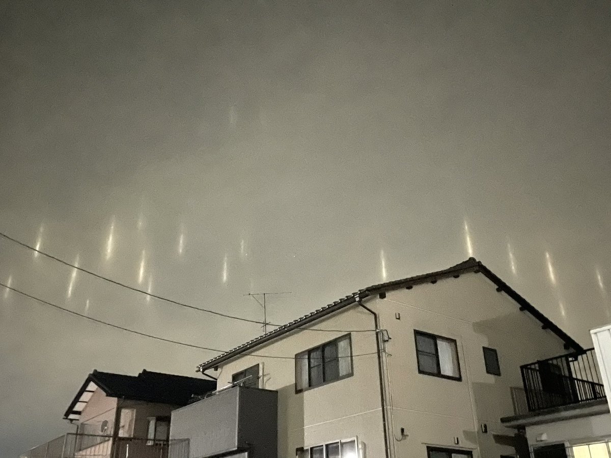 西のほうの空に、不思議なものが。 なんだろう？ 