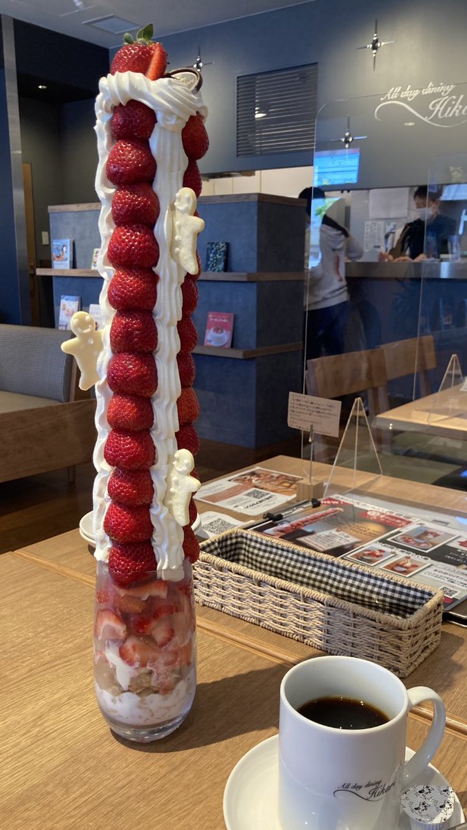 ちょっと凄いパフェに出逢ったので🥰 この高さ　写真で伝わるかなぁ🎶 