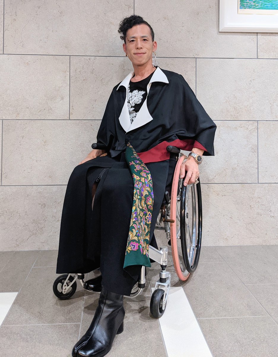 袖が広くて、少しの動きで袖口に腕を通せる上着があったらいいのになぁ〜」と言われたので、その思いをカタチにしちゃいました〜😆  袖口に腕を楽に通せて、車椅子の車輪にも絡まないデザインにして、かつ座った状態が最高にカッコ良くなる上着を作っちゃいました✨ 