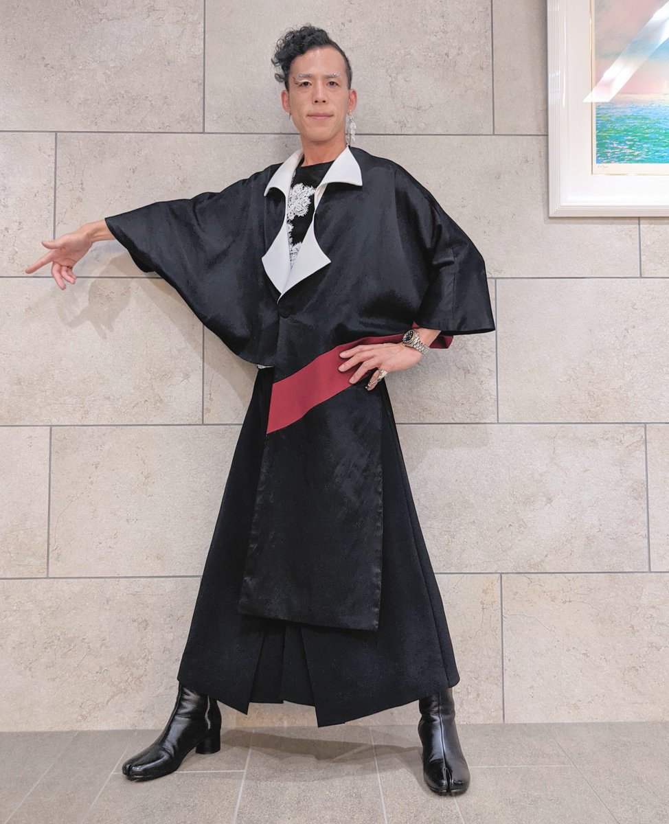 袖が広くて、少しの動きで袖口に腕を通せる上着があったらいいのになぁ〜」と言われたので、その思いをカタチにしちゃいました〜😆  袖口に腕を楽に通せて、車椅子の車輪にも絡まないデザインにして、かつ座った状態が最高にカッコ良くなる上着を作っちゃいました✨ 