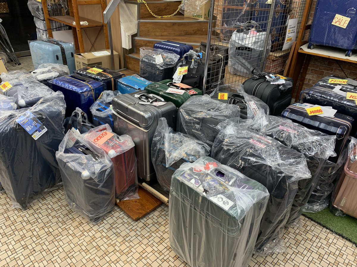 実家の店が今月末コロナで閉店するんですけど😢これ今月末までに売り切らないとうちの家スーツケースで埋まるんで皆さんよろしければ買ってください😢ここらのスーツケース半額以下になります