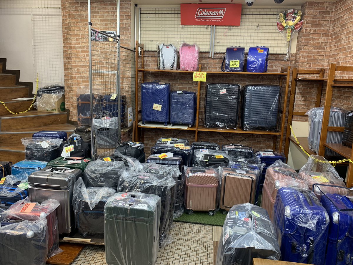 実家の店が今月末コロナで閉店するんですけど😢これ今月末までに売り切らないとうちの家スーツケースで埋まるんで皆さんよろしければ買ってください😢ここらのスーツケース半額以下になります