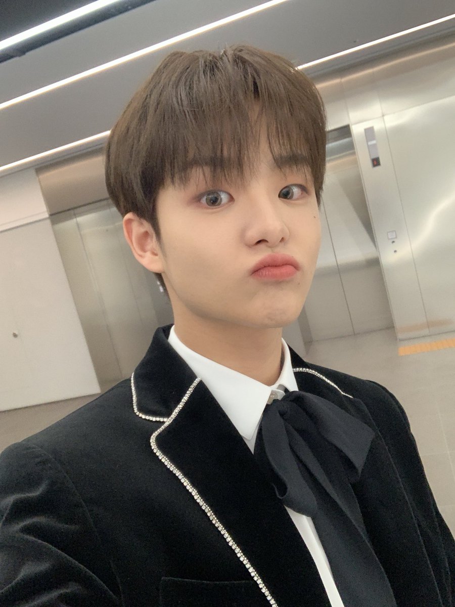 오늘의 TMI😊 저는 지금 RADWIMPS -そっけない 라는 노래를 듣고 있습니다 !  #JIHOON #지훈 #ジフン 