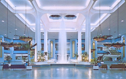 アメリカでは、コロナを受けて倒産するショッピングモールが増えている 調査会社によると、ショッピングモールの数が2021年末までに、約半分となる、という報告まであるほど そんな中、ショッピングモールを集合住宅へリノベーションする計画が多く進められてるのだとか