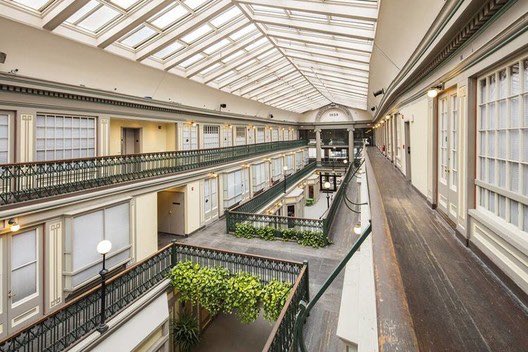 アメリカでは、コロナを受けて倒産するショッピングモールが増えている 調査会社によると、ショッピングモールの数が2021年末までに、約半分となる、という報告まであるほど  そんな中、ショッピングモールを集合住宅へリノベーションする計画が多く進められてるのだとか