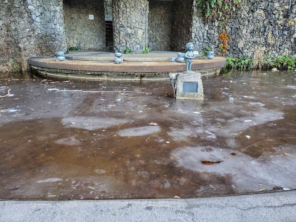 わかる人にはわかる有馬温泉の泉だけど完全に結氷してしまっているのでいつもなら渡れない裏道へ進んでいけるダンジョン的アトモスフィアを醸しだしている 