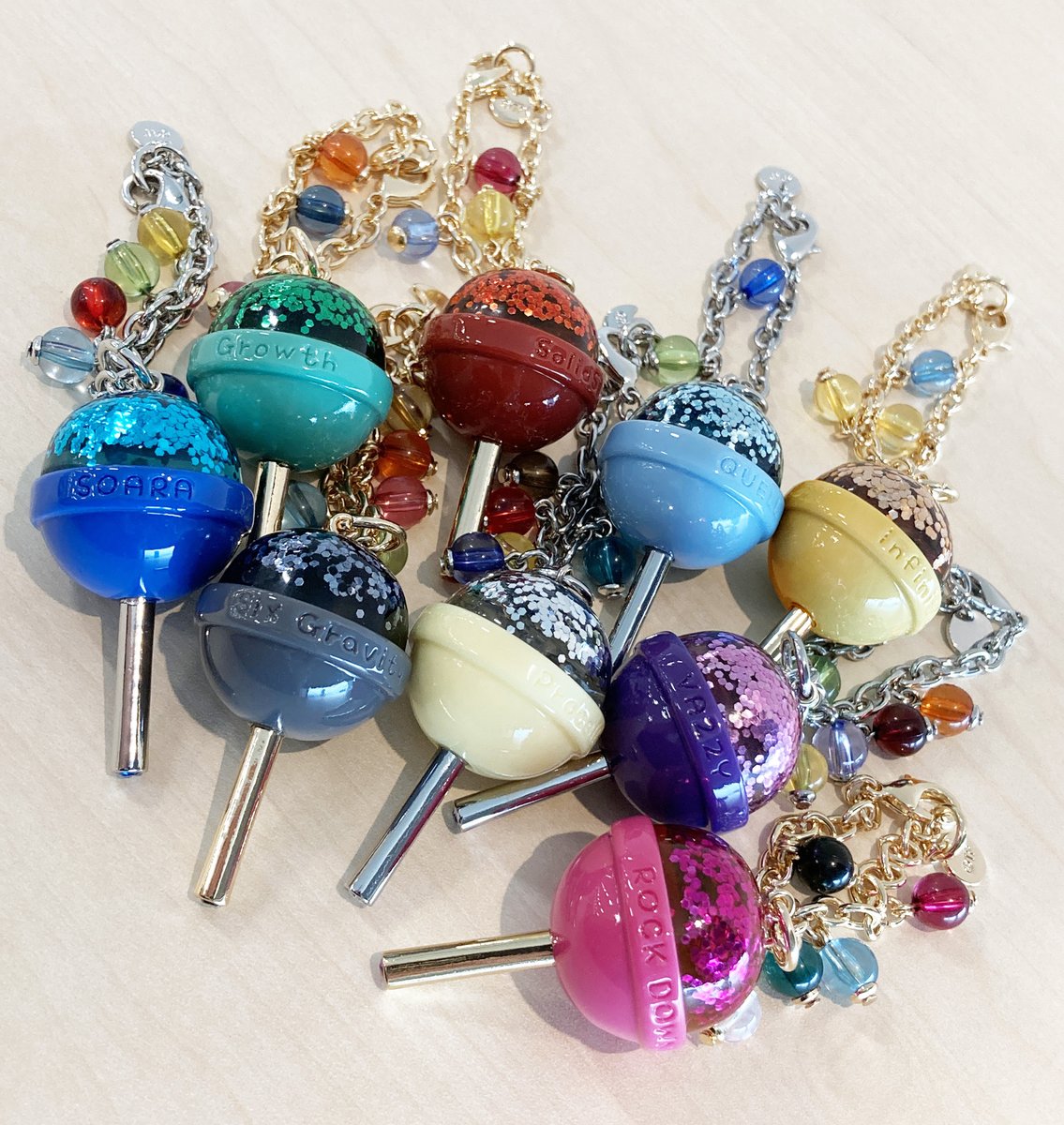 陽「キラキラカラフルバッグチャームは、ロリポップキャンディー型でーす