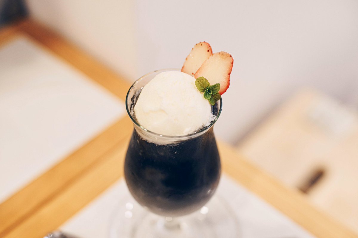 黒曜石のクリームソーダ 