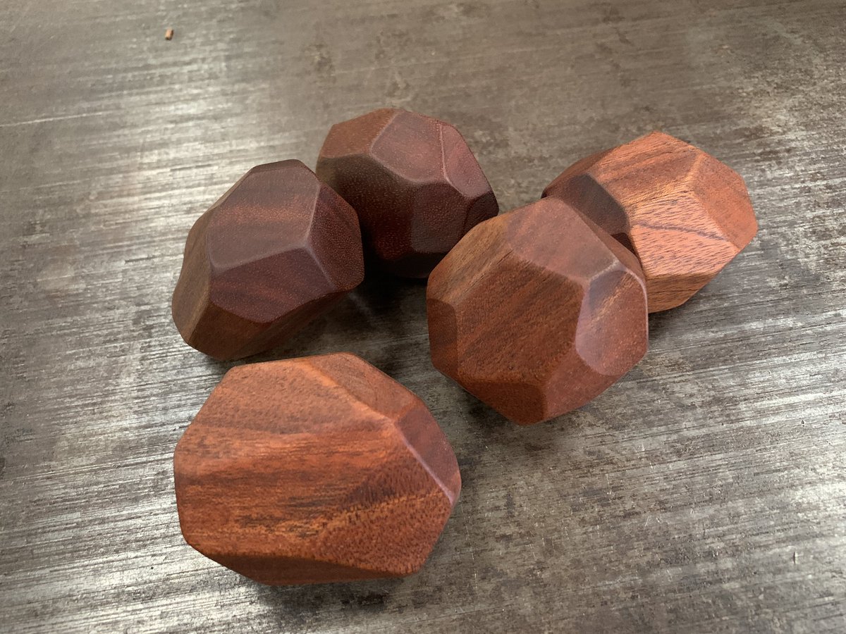 密かに人気の積み木😃  これ、子供が遊んでたら横から大人がやり始めてムキになるやつです笑 