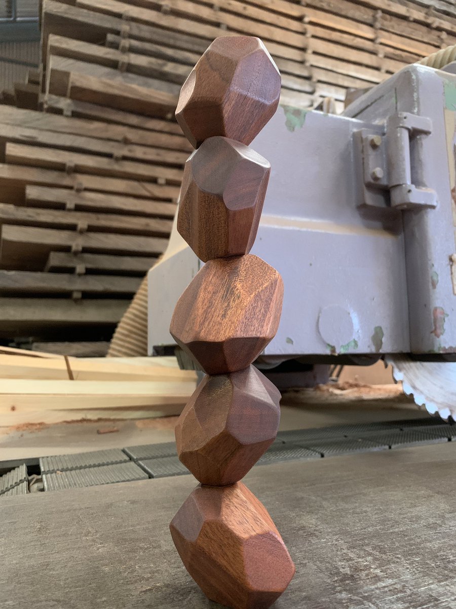 密かに人気の積み木😃  これ、子供が遊んでたら横から大人がやり始めてムキになるやつです笑 