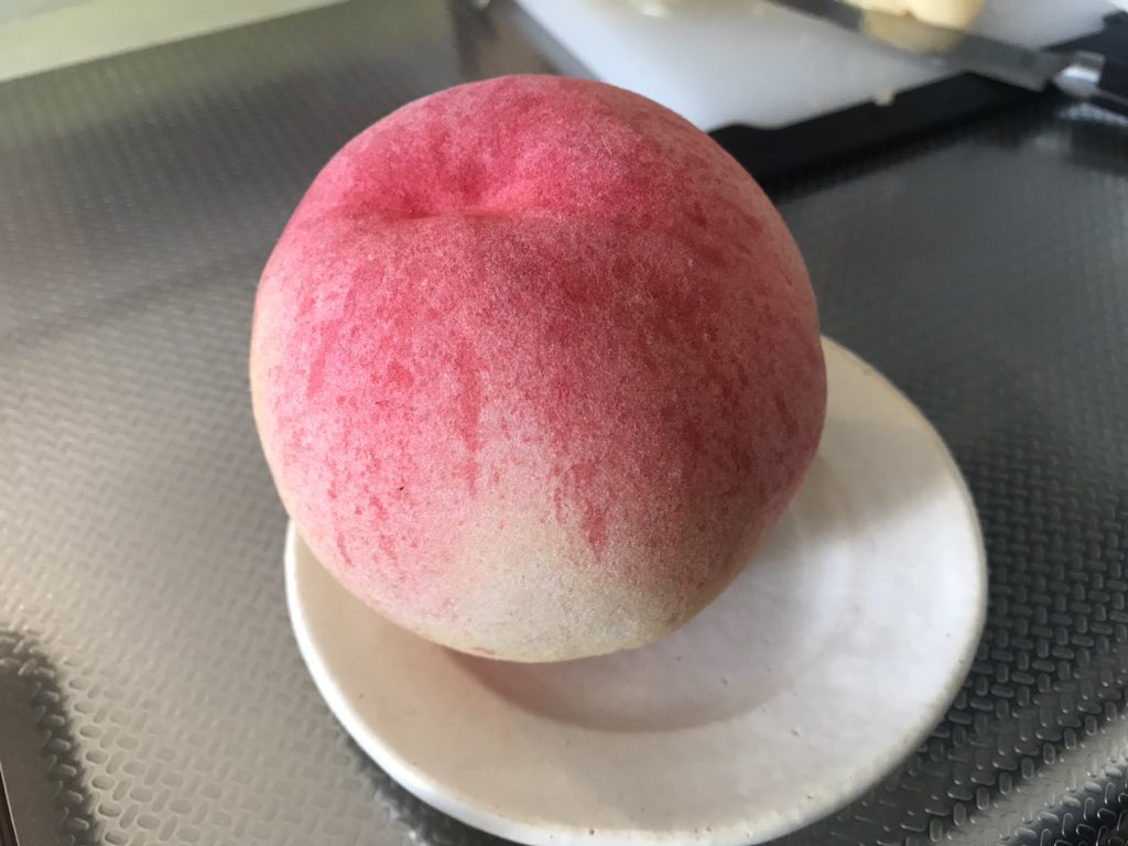 食べてる桃は缶詰めの水気を切ったものです