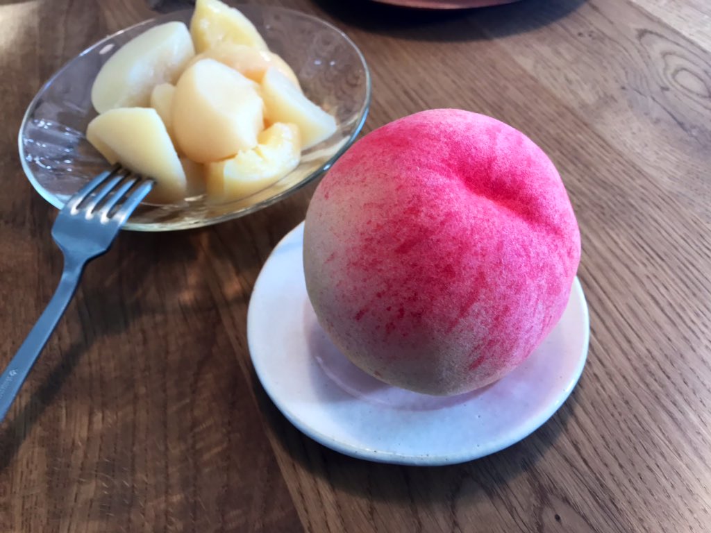 食べてる桃は缶詰めの水気を切ったものです