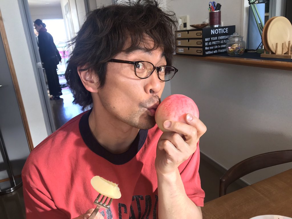 食べてる桃は缶詰めの水気を切ったものです