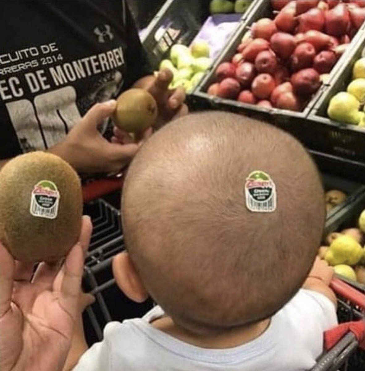 赤ちゃんの頭とキウイが完全に一致していると話題に 