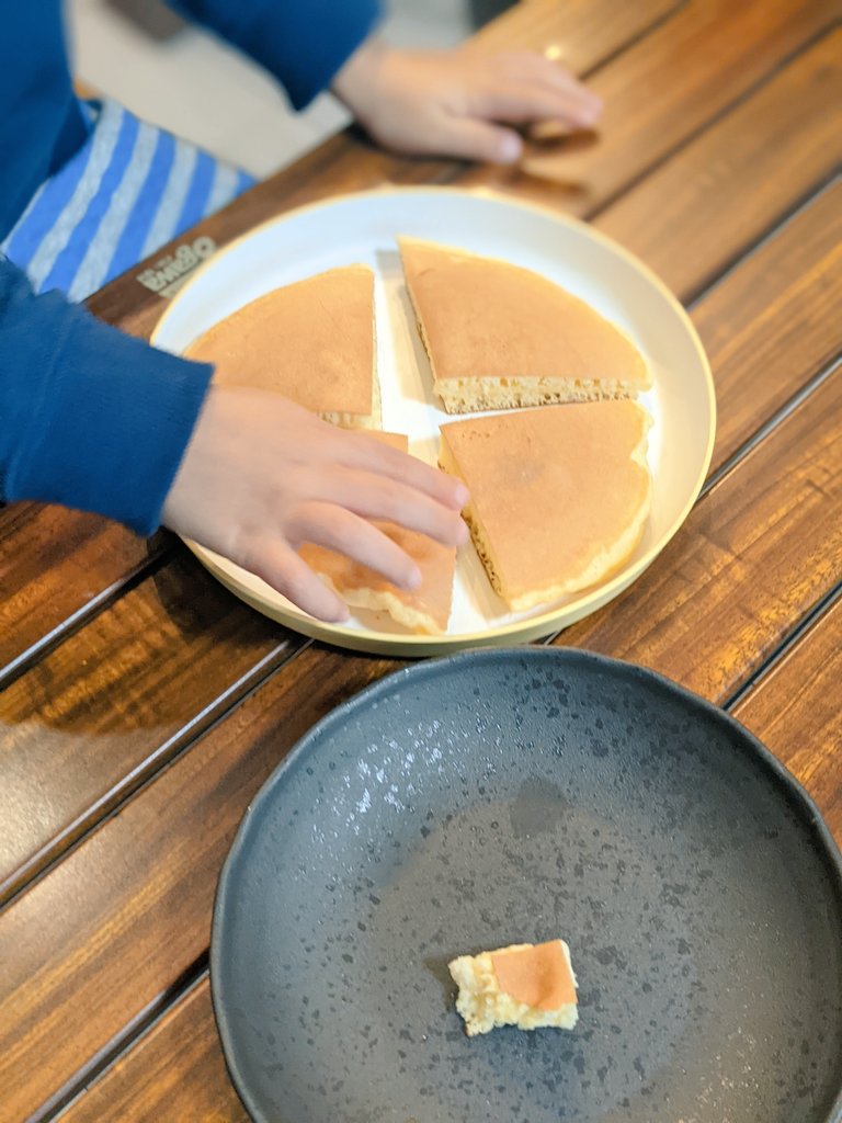 「はんぶんこ☺️」って言いながらパンケーキ分けてくれた3歳