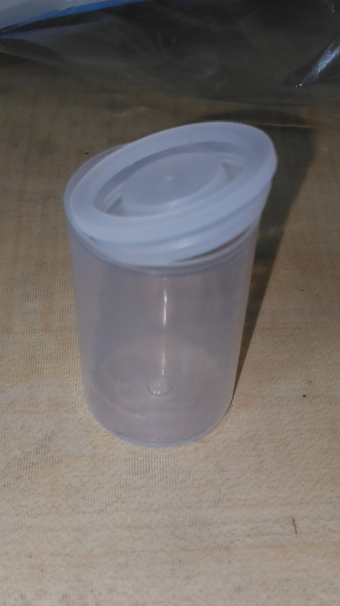  押すだけで蓋ができるという斬新な構造ながら何故か懐かしさ溢れる不思議なボトルだ