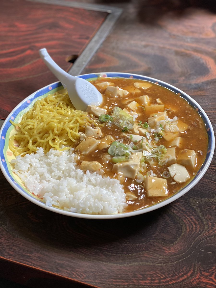 今日の昼 僕「えっなんかメニューに麻婆丼ラーメンってある....麻婆丼とラーメンのセットかな安いし頼んでみよ～」  ?? 
