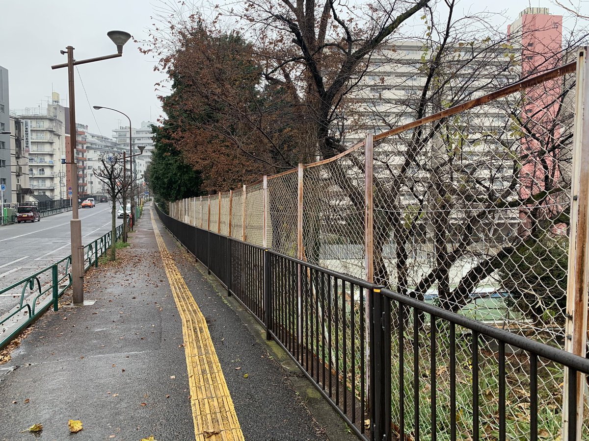 【拡散希望】 12/30(水)7時40分頃、新宿区大久保通りの東戸山小学校前付近で、ランニング中に倒れた男性を、救命処置いただいた通りすがりの救急救命士の方を探しております