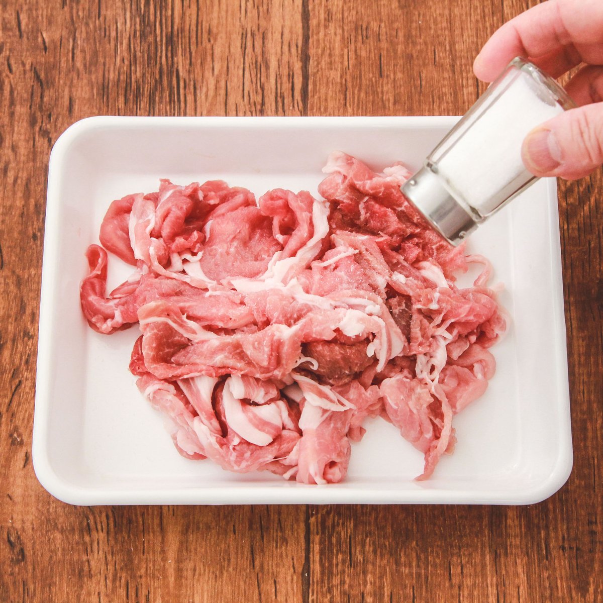 冷凍したお肉を調理する前にぜひやって欲しいライフハックなのですが、  解凍したらうま味調味料をふると、解凍している時に流れ出たお肉のうま味を補うから美味しく食べられるんです