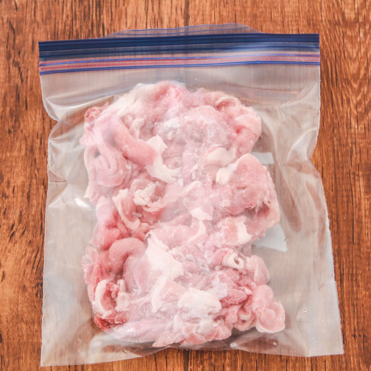 冷凍したお肉を調理する前にぜひやって欲しいライフハックなのですが、  解凍したらうま味調味料をふると、解凍している時に流れ出たお肉のうま味を補うから美味しく食べられるんです