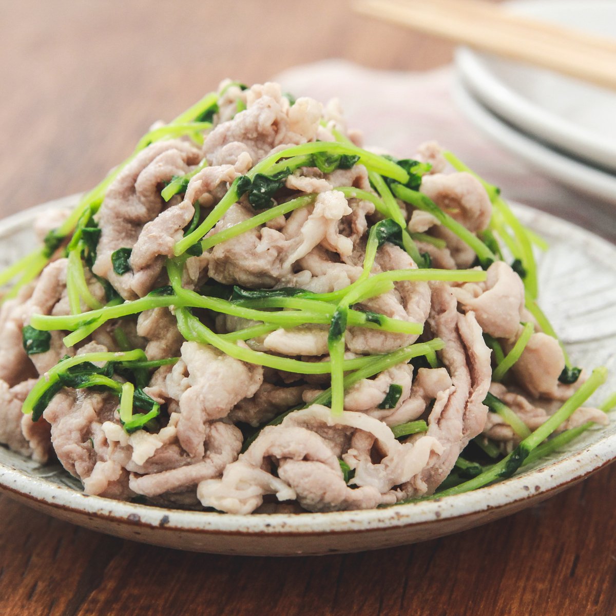 冷凍したお肉を調理する前にぜひやって欲しいライフハックなのですが、 解凍したらうま味調味料をふると、解凍している時に流れ出たお肉のうま味を補うから美味しく食べられるんです