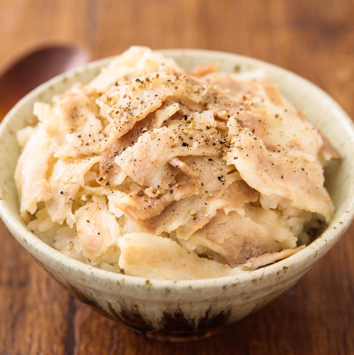 ここだけの話なのですが、 豚バラを米と一緒に炊くと脂の甘みが白飯にしみしみな至福の塊が爆誕します