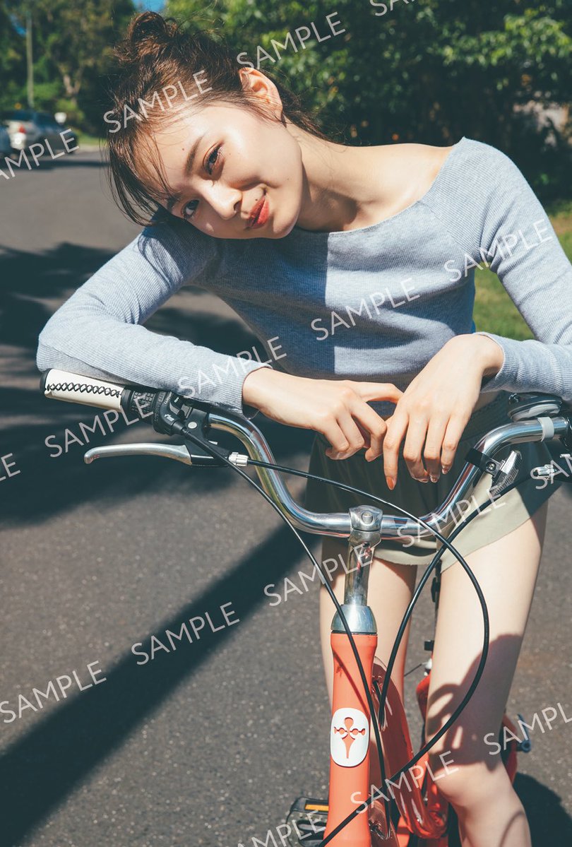 #梅澤美波1st写真集 ランダム封入ポストカードを振り返り👩🏫 5枚目=レフ板美肌×野外のやんちゃモード 6枚目=ほぼすっぴん肌×室内のアンニュイムード #夢の近く #梅澤美波 2020年9月29日発売 ■Amazon ■セブン ■楽天