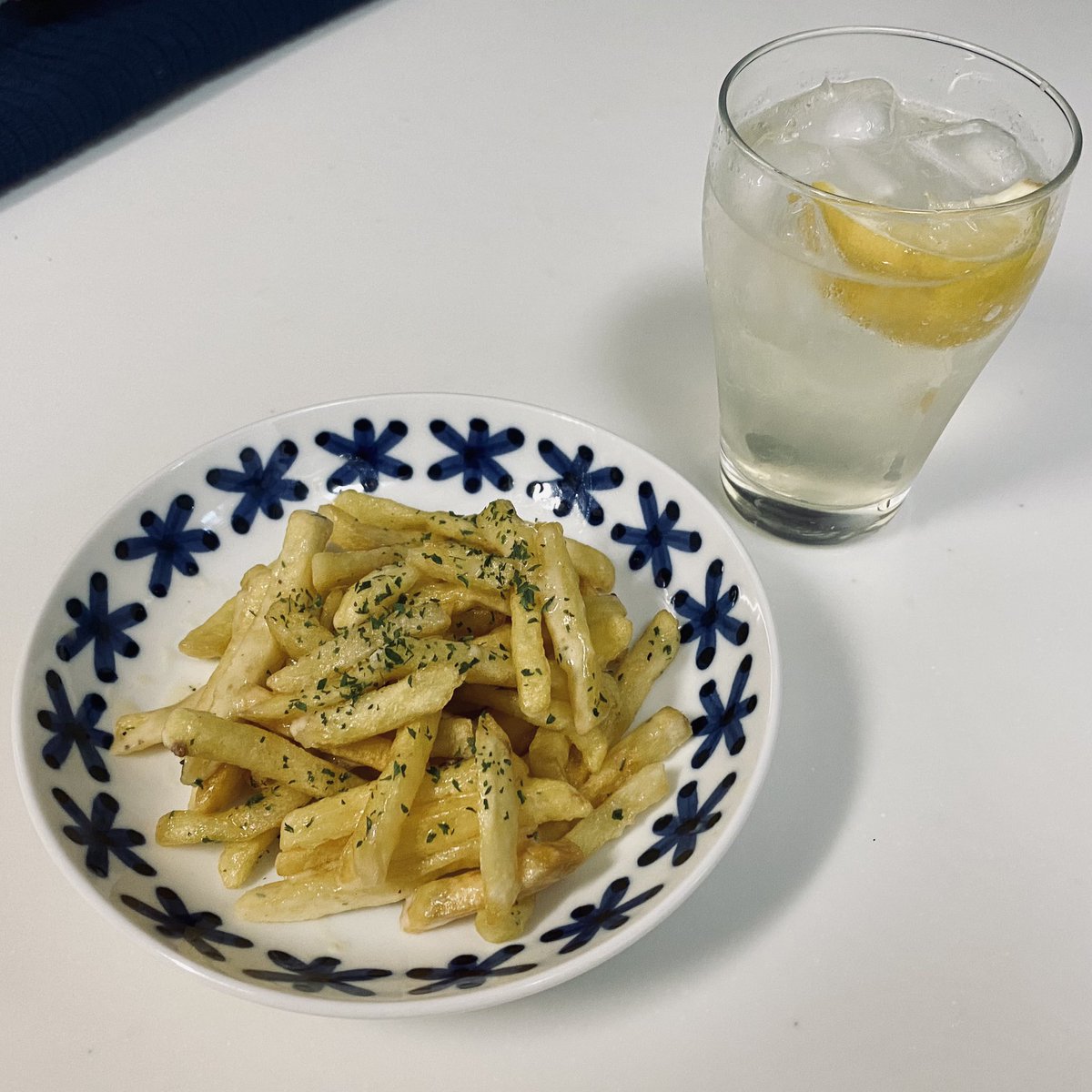 セブンイレブンのフライドポテトはチンして自分で塩を振る仕様なのですが、かわりに同じくセブンの「アンチョビキャベツの素」を入れてバジルを振ると最高のつまみが出来上がります