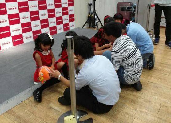 キッズアイドルの撮影界も手を握って会話「1分3000円」も「抱っこ会」も一緒にツイスターも全部全部気持ち悪いしこんなのやらせてる親もイカれてる