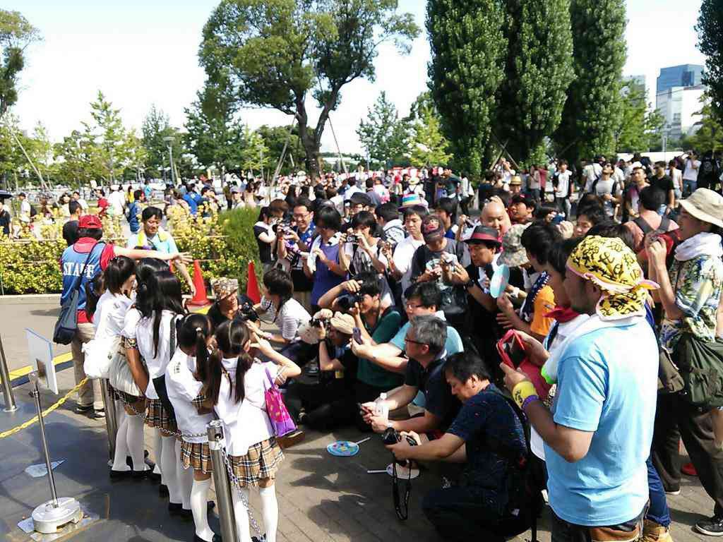 キッズアイドルの撮影界も手を握って会話「1分3000円」も「抱っこ会」も一緒にツイスターも全部全部気持ち悪いしこんなのやらせてる親もイカれてる