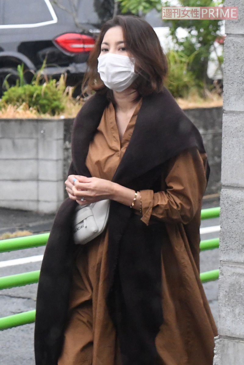 子どもの運動会が終わった後に、荷物を持ったカエラと子どもを置いてけぼりにして1人だけさっさと帰った瑛太と、娘を抱っこして荷物も全て持ったイノッチ