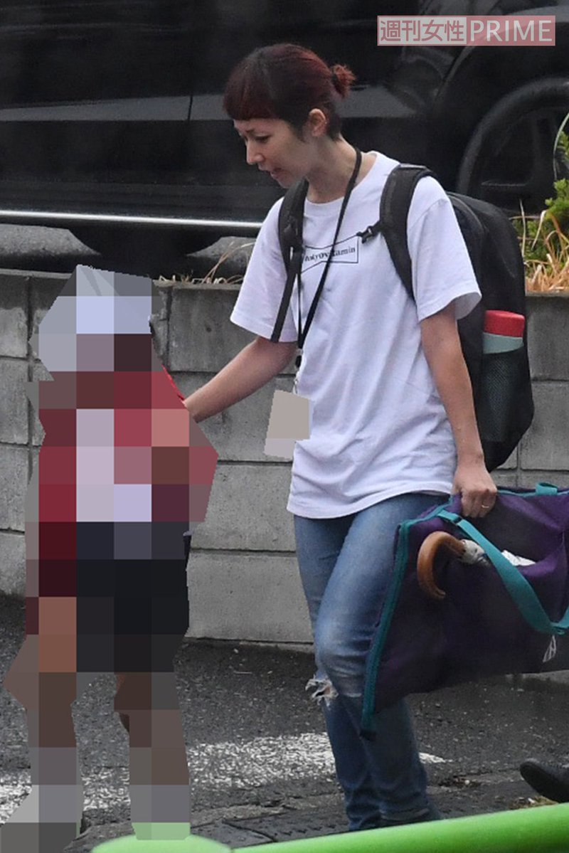 子どもの運動会が終わった後に、荷物を持ったカエラと子どもを置いてけぼりにして1人だけさっさと帰った瑛太と、娘を抱っこして荷物も全て持ったイノッチ