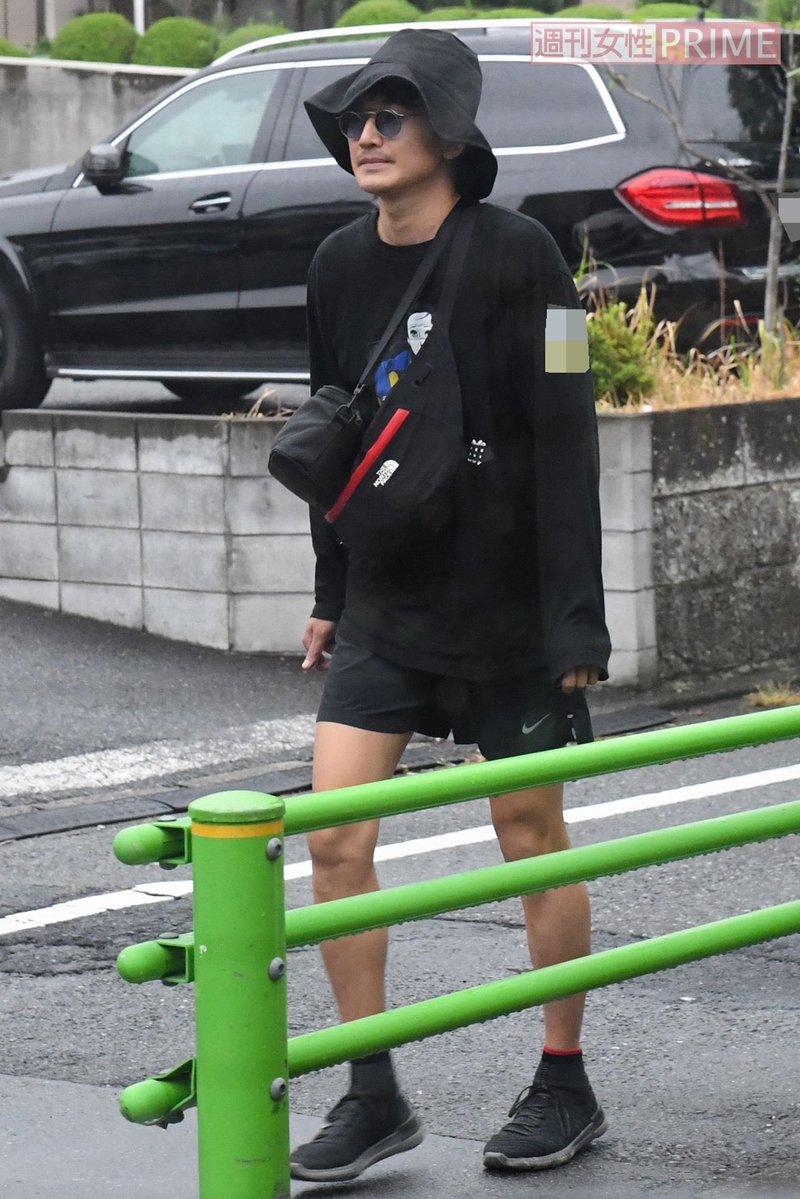 子どもの運動会が終わった後に、荷物を持ったカエラと子どもを置いてけぼりにして1人だけさっさと帰った瑛太と、娘を抱っこして荷物も全て持ったイノッチ