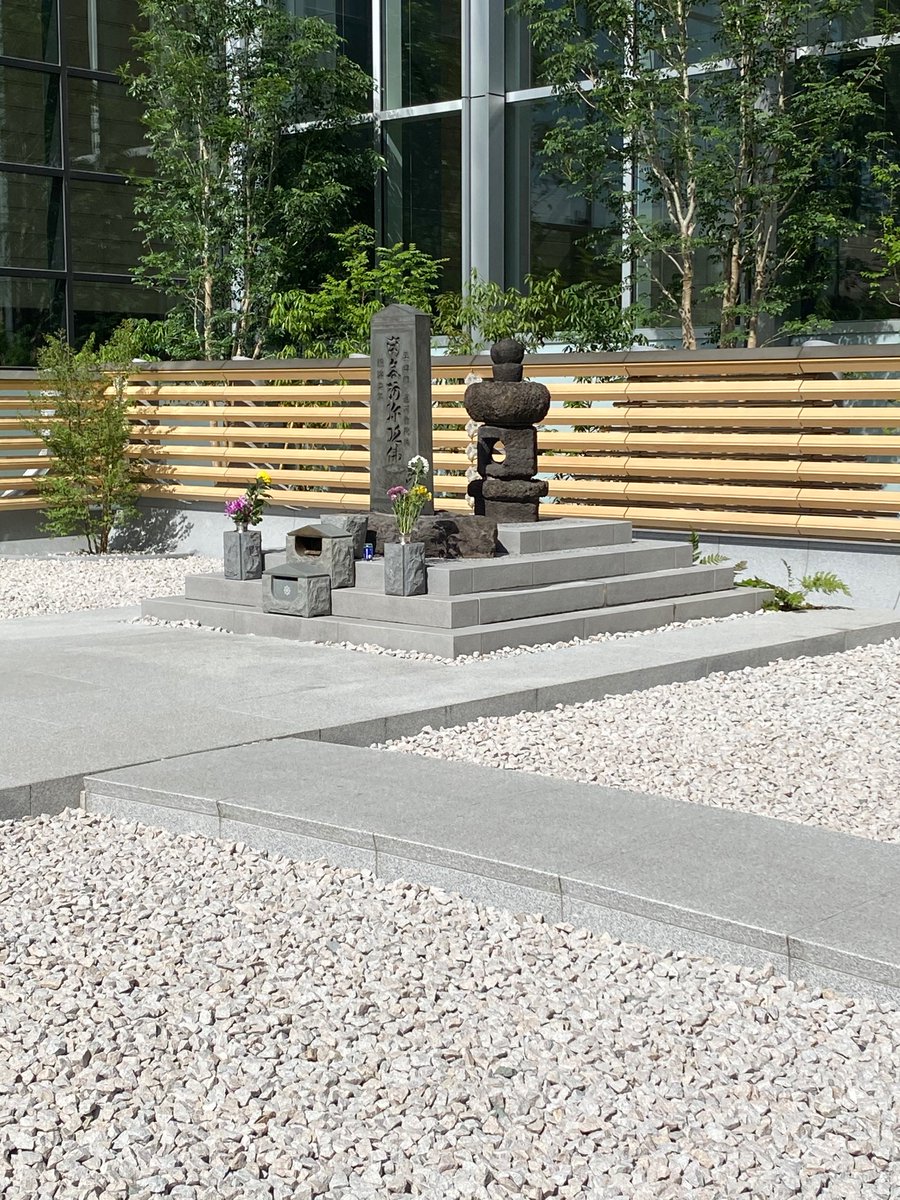 将門の首塚が改修工事が終わり、明るい雰囲気になりました