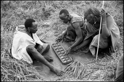  紀元前から遊ばれているアフリカ起源のボードゲーム