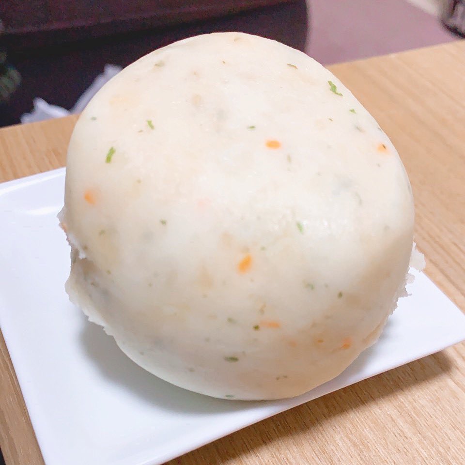 じゃがアリゴとやらが流行ってるからレシピ通りに作ったんだけど他の人と何かが違う  そして味の素とか醤油とかいれたら色が少し黄色いんですけどこれはもう何なんだろう 