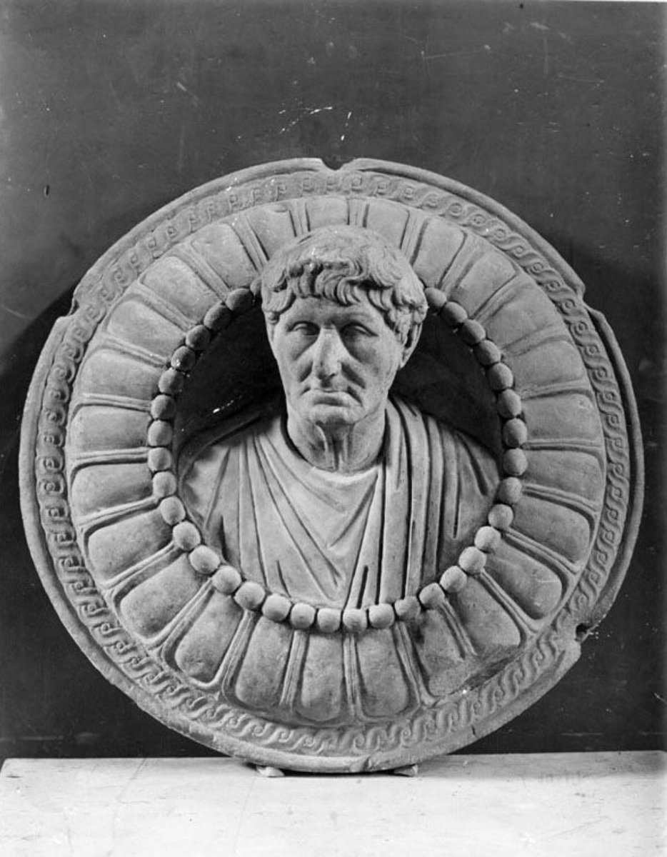 なんどか言っているんですが、古代ローマ時代のオスティアの遺跡から出土したこの無名貴族の像、もはやビートたけしの前世の証拠と言っても過言ではないと思うんですよ 