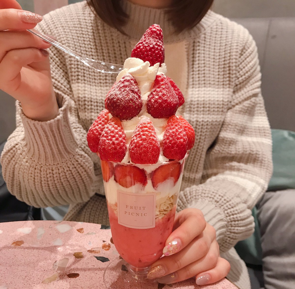 まじでこの世の全てのいちご好きに教えてあげたいんだが原宿のフルーツピクニックには全ての人間を虜にする禁断のパフェストロベリーがある