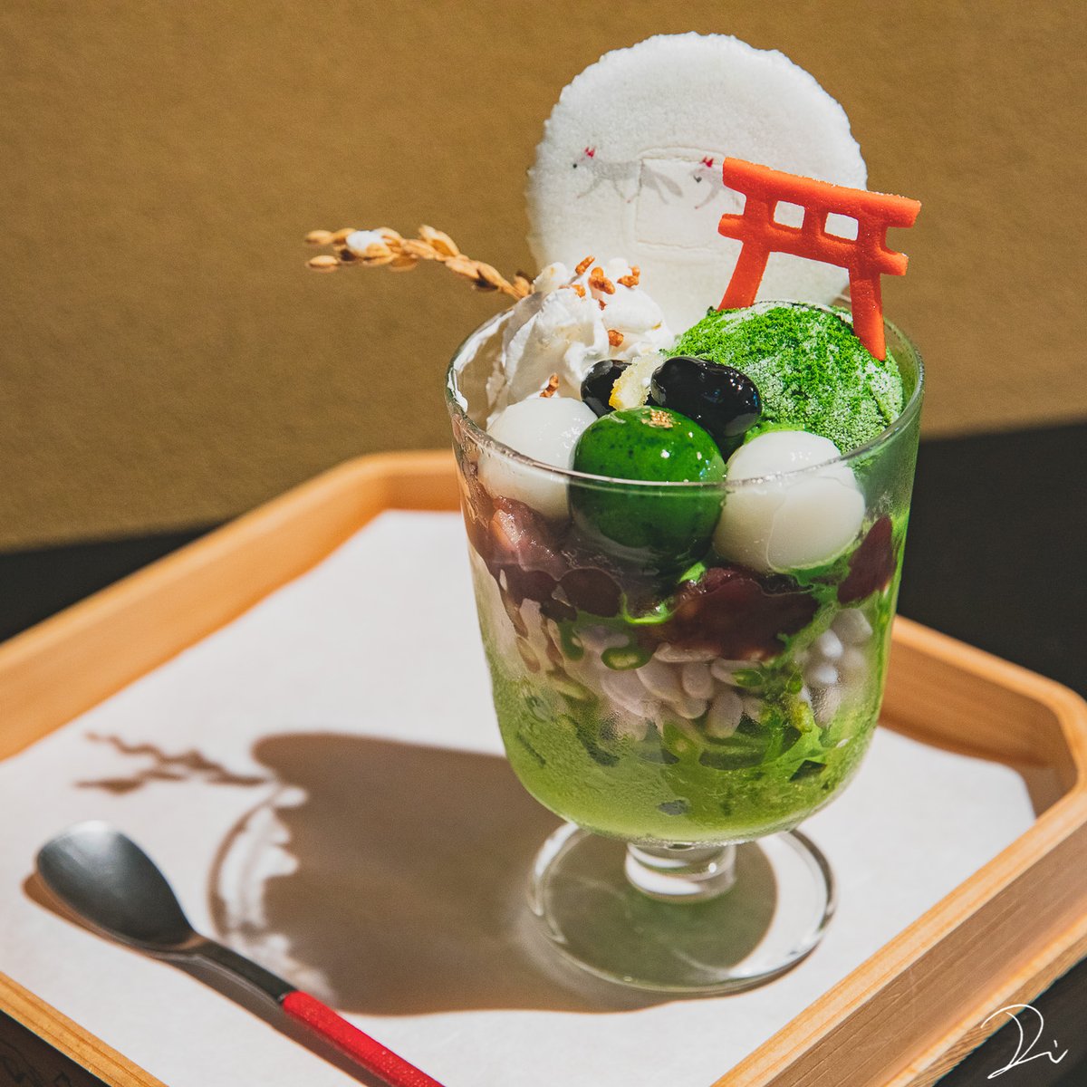 稲荷大社で食べた、ばえるパフェとカキ氷。デザインがめっちゃ好き。 