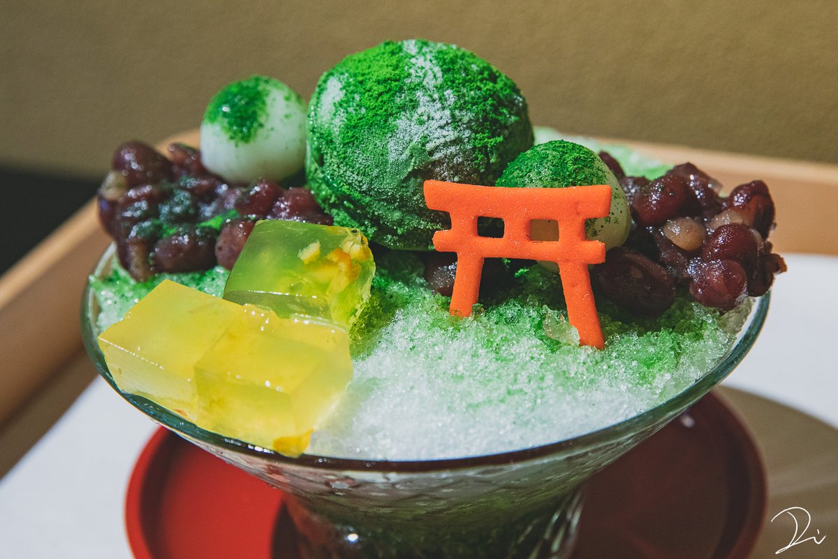 稲荷大社で食べた、ばえるパフェとカキ氷。デザインがめっちゃ好き。 