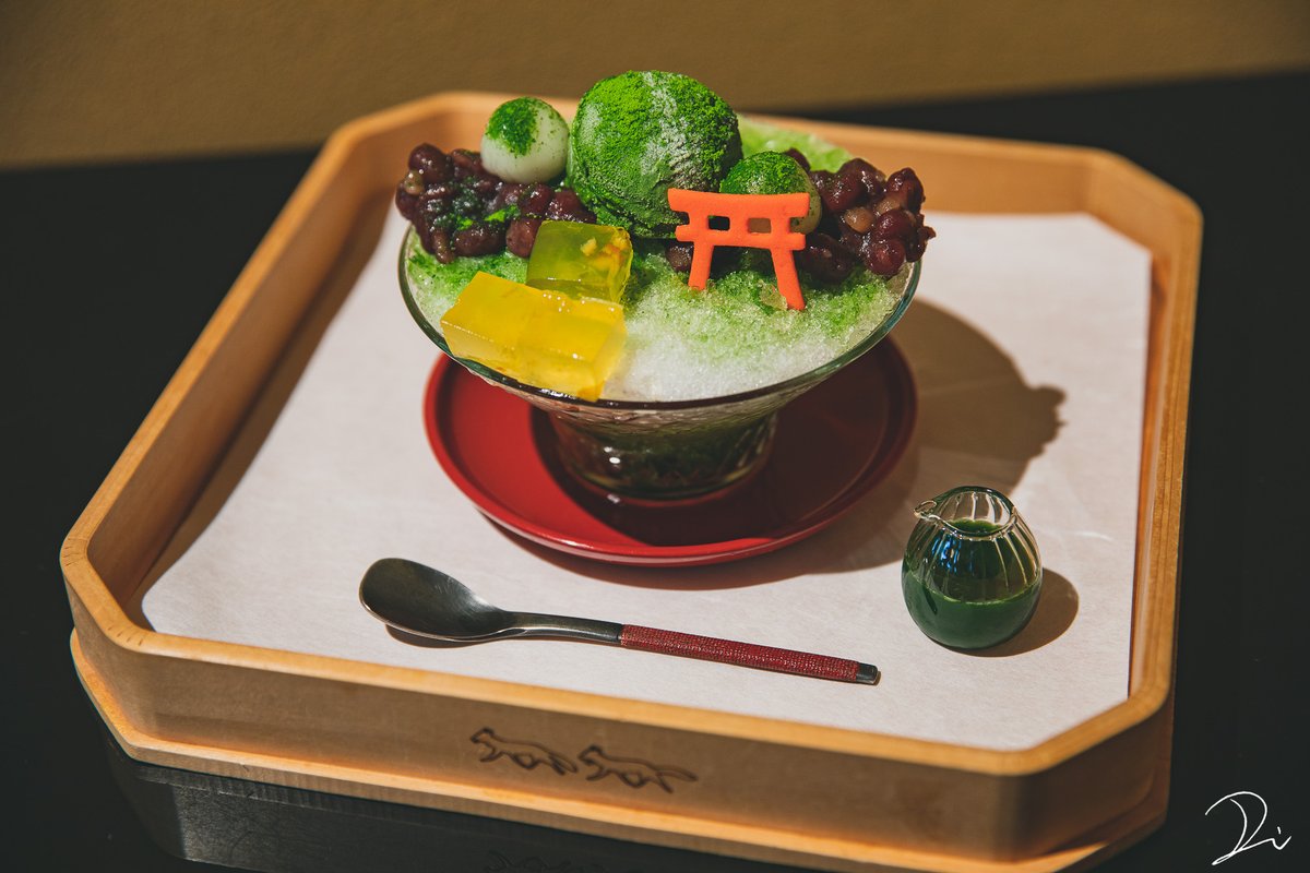 稲荷大社で食べた、ばえるパフェとカキ氷。デザインがめっちゃ好き。 