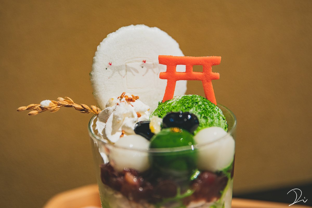 稲荷大社で食べた、ばえるパフェとカキ氷。デザインがめっちゃ好き。 