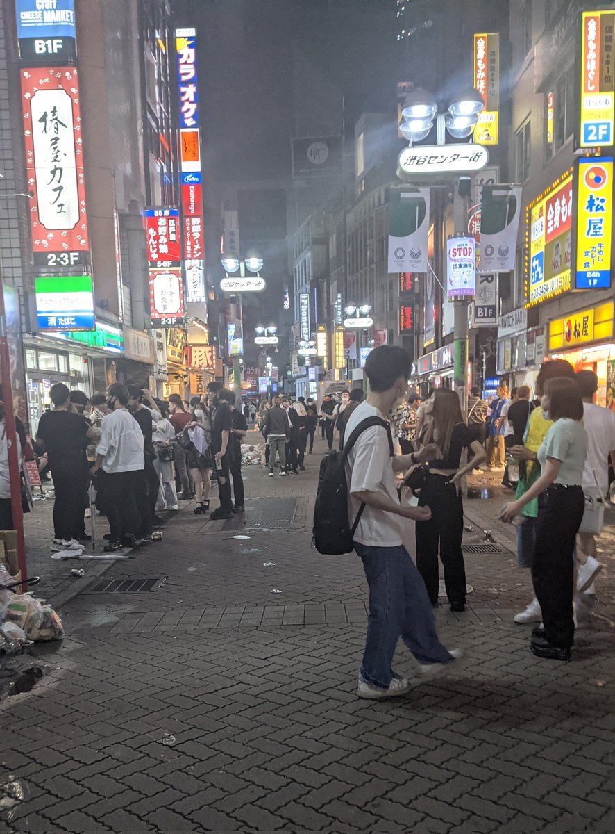 センター街が立ち飲み屋になってるみたいです