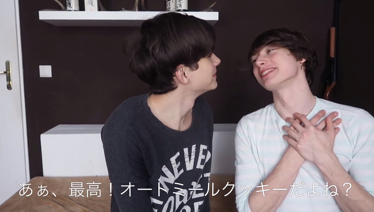 海外の美少年達がフレーバー付きリップの種類をキスで当て合うっていうとんでもない動画見つけた 