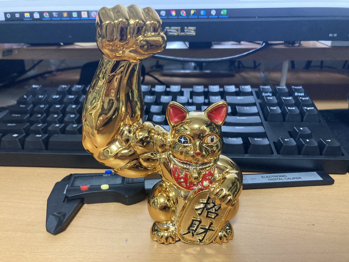 Aliexpressで買った、資本主義にまみれて荒んだ後に使徒食って自力でディラックの海から帰ってきたみたいな招き猫が届いたwww 