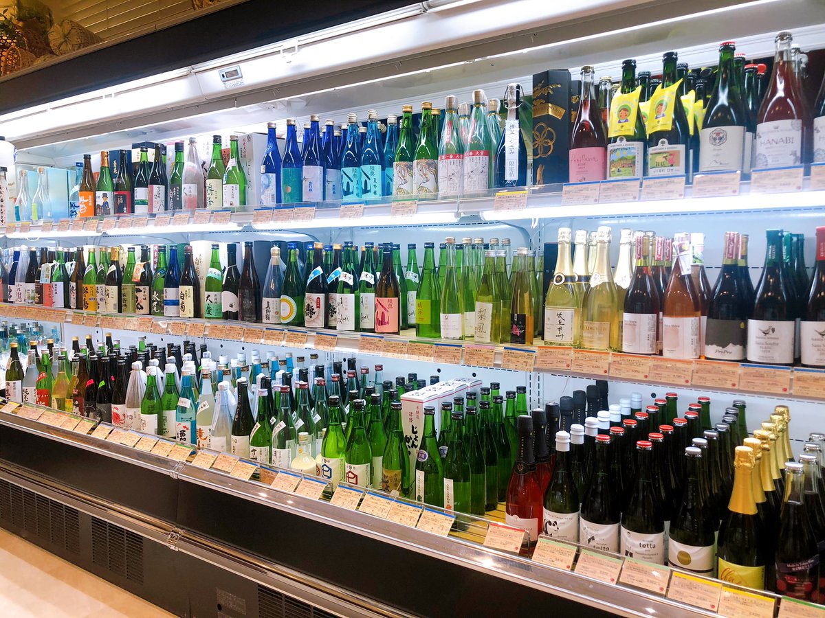 日本全国のお酒とおつまみが揃う浅草「まるごとにっぽん」が昨日オープンしたというので行ったんだけど、4合瓶からワンカップまで全国よりすぐりの日本酒が100種、日本ワイン、クラフトジンまで…  宣言明けたらご当地のおつまみをその場で買って食べ飲みできる角打ちまであってここは天国って泣いた… 