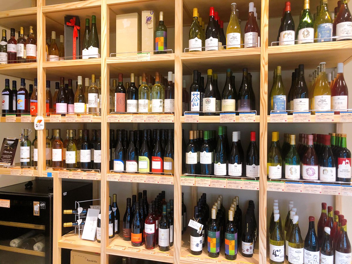 日本全国のお酒とおつまみが揃う浅草「まるごとにっぽん」が昨日オープンしたというので行ったんだけど、4合瓶からワンカップまで全国よりすぐりの日本酒が100種、日本ワイン、クラフトジンまで…  宣言明けたらご当地のおつまみをその場で買って食べ飲みできる角打ちまであってここは天国って泣いた… 