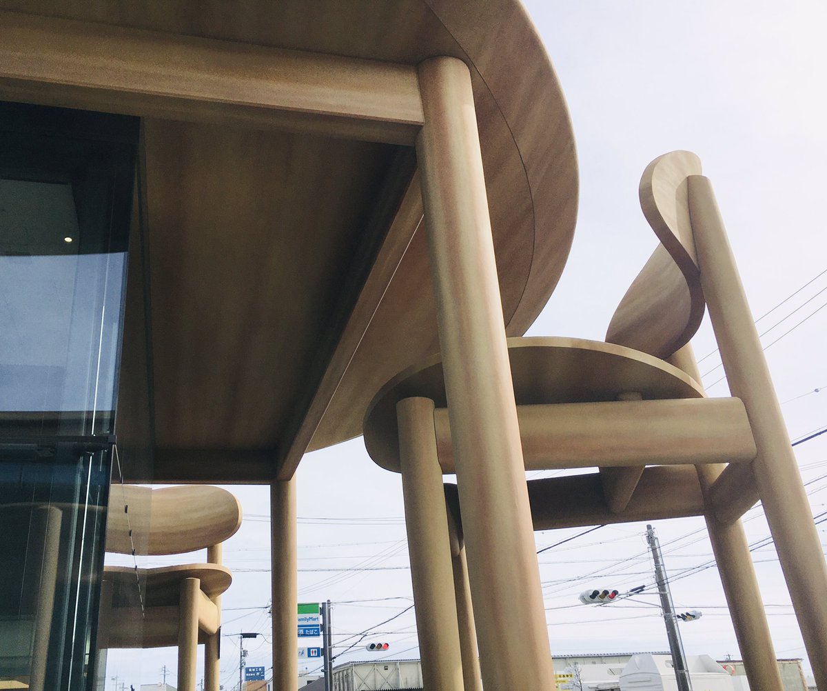 #うなぎパイ でお馴染みの #春華堂 さんが、巨大な食卓を建物にしたお店ができていた