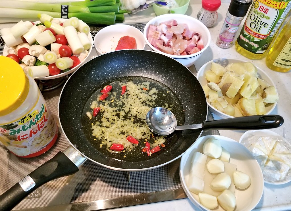 アヒージョを作るとき大体の具材が煮えてから最後にサイコロ状にした餅とカマンベールチーズを入れてみてくれって一生言う 